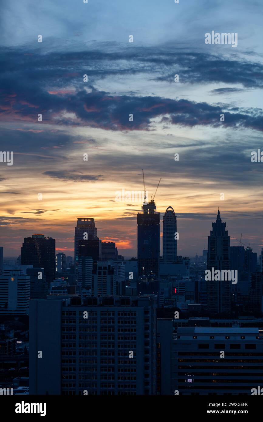 Bangkok, Thailand - 17. September 2018: Aus der Vogelperspektive auf das Centara Grand in CentralWorld, die Büros in CentralWorld und andere Wolkenkratzer in der Abenddämmerung Stockfoto