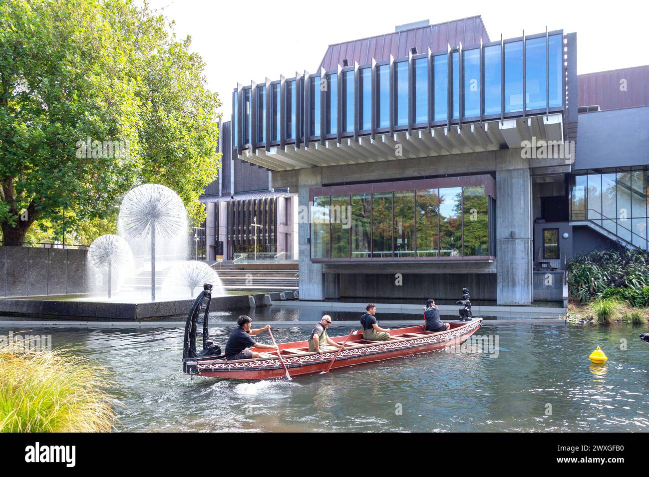 Christchurch Town Hall und Maori Waka Kanu auf dem Fluss Avon, Kilmore Street, Christchurch Central, Christchurch, Canterbury, Neuseeland Stockfoto