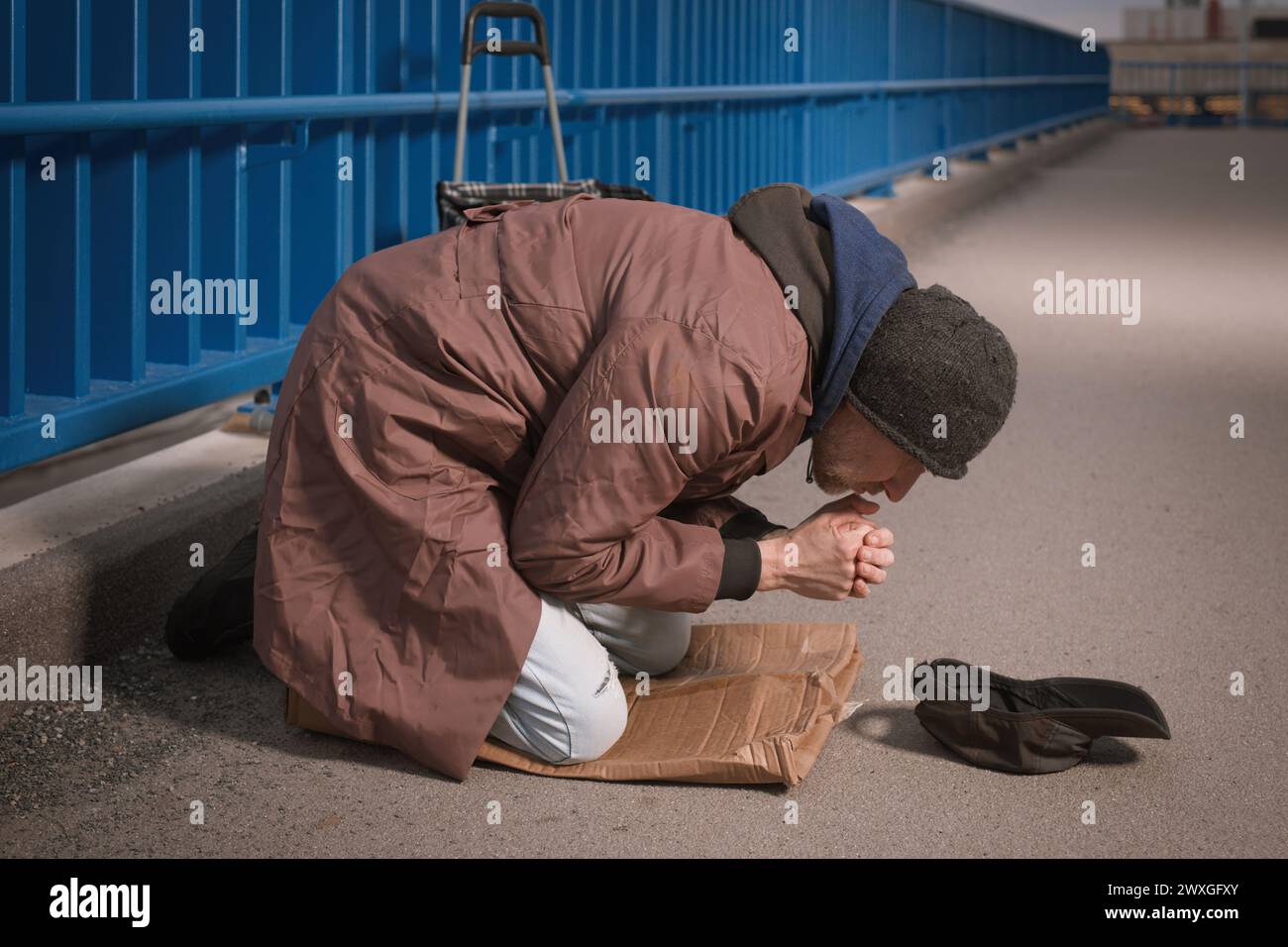Seniorenbetteler auf der Stadtüberführung und bettelt um etwas Geld Stockfoto
