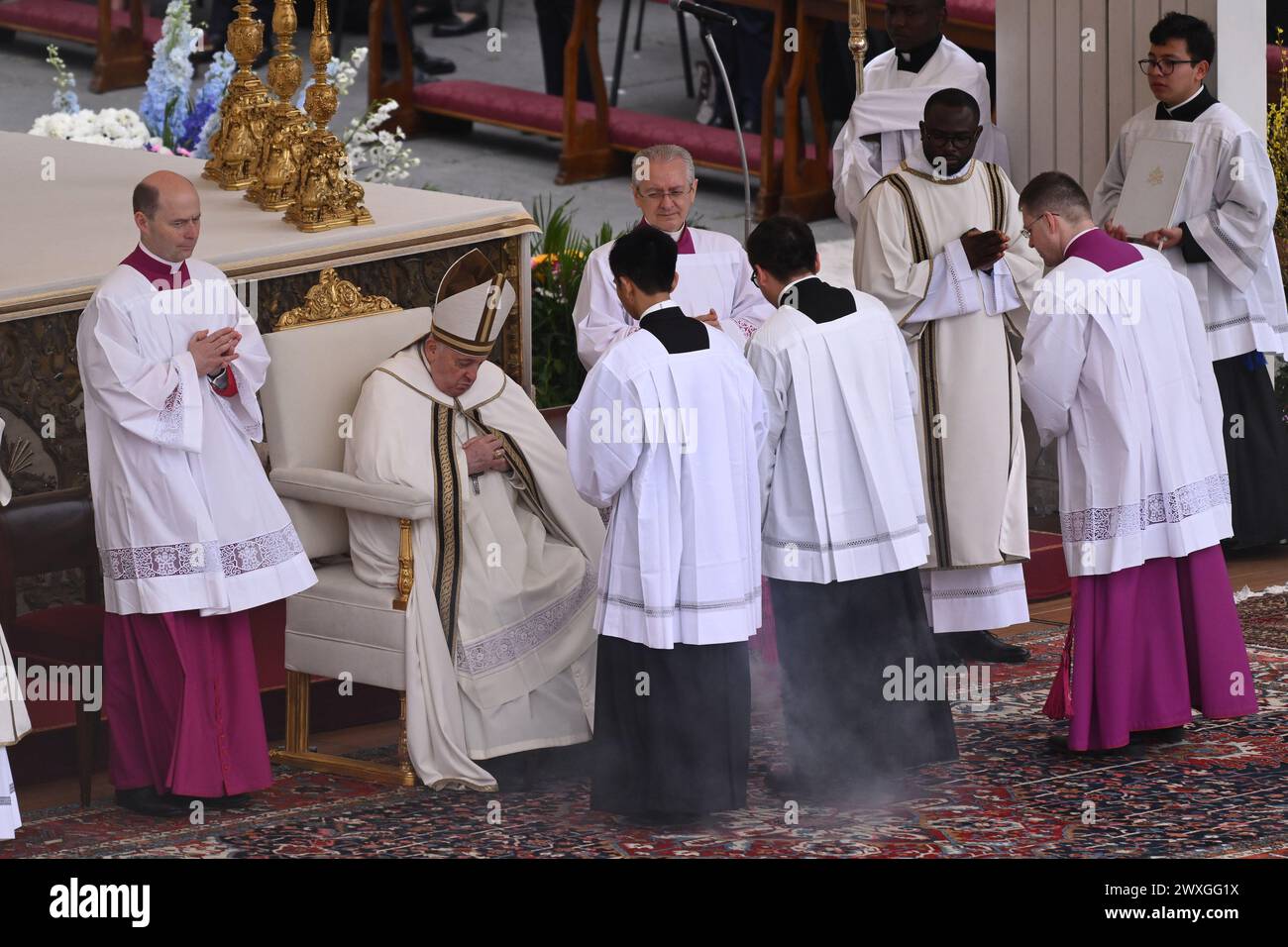 Vatikanstadt, Italien. 31. März 2024. Papst Franziskus während der heiligen Messe am Ostersonntag und des Segens „URBI et Orbi“ am 31. März 2024 in der St. Petersplatz Vatikanstadt, Vatikan. Quelle: Live Media Publishing Group/Alamy Live News Stockfoto