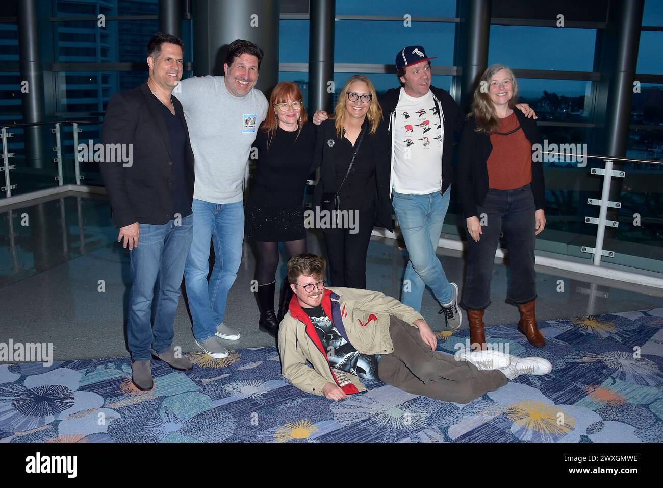 Vlas Parlapanides, Charley Parlapanides, Brooke Keesling, Alex Salyer, Monica Mitchell, Mike Hollingsworth und Amy Winfrey beim Monsters of Adult Animation Panel auf der WonderCon 2024 im Anaheim Convention Center. Anaheim, 30.03.2024 *** Vlas Parlapanides, Charley Parlapanides, Brooke Keesling, Alex Salyer, Monica Mitchell, Mike Hollingsworth und Amy Winfrey beim Monsters of Adult Animation Panel auf der WonderCon 2024 im Anaheim Convention Center Anaheim, 30 03 2024 Foto:xD.xStarbuckx/xFuturexImagex wondercon 4464 Stockfoto