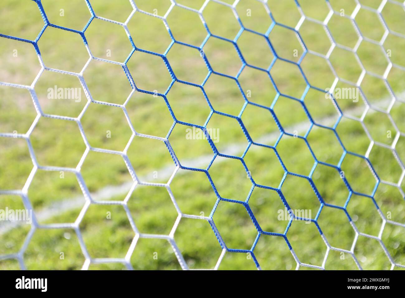 Fußballtornetz in blau-weiß-Farben mit Tormarkierungen Stockfoto