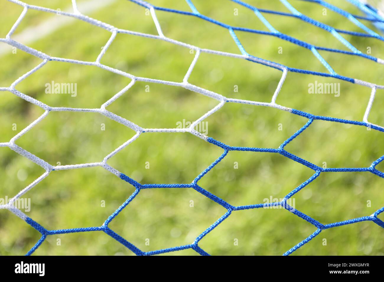 Fußballtornetz in blau-weiß-Farben mit Tormarkierungen Stockfoto