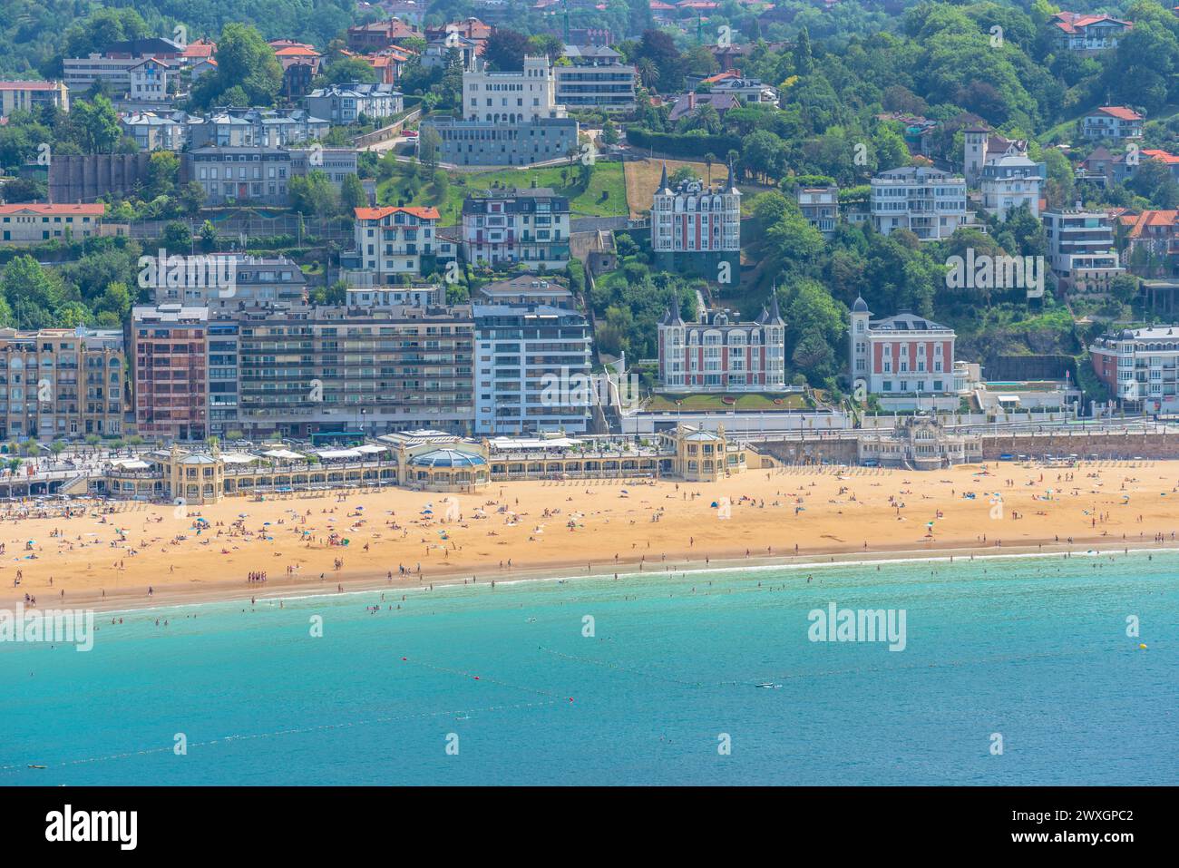 Blick aus einem hohen Winkel auf den Strand von San Sebastián, bekannt als La Concha in Spanien Stockfoto
