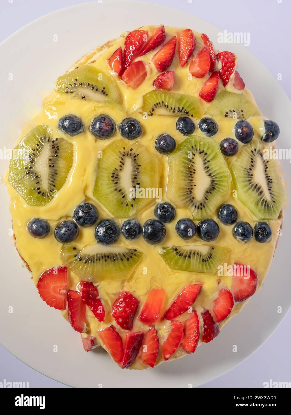 Ein Obstkuchen mit dem Aussehen eines Ostereiers Stockfoto