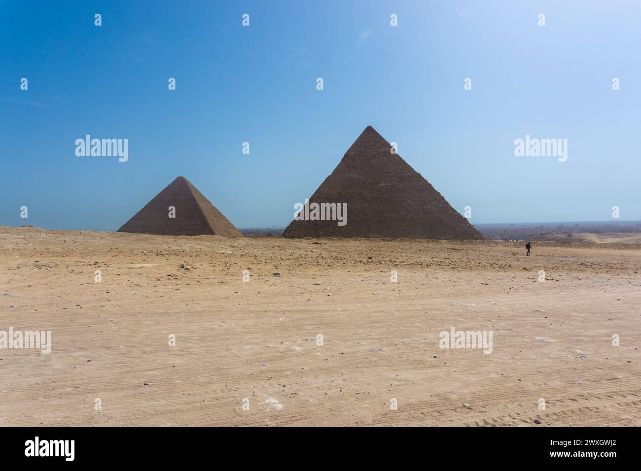 Blick auf die Wüste mit der Pyramide von Khafre und der Pyramide von Menkaure, Gizeh Pyramidenkomplex, Kairo, Ägypten Stockfoto