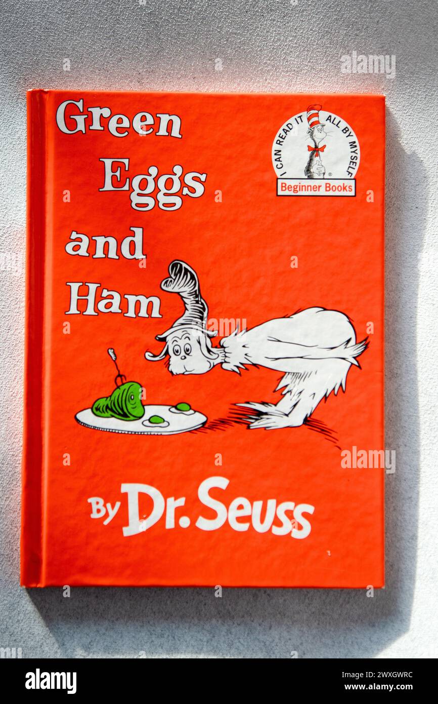 Dr. Seuss Buch - Grüne Eier und Schinken. Klassische Literatur zum Erlernen der englischen Sprache. Ukraine, Kiew - 28. Februar 2024. Stockfoto