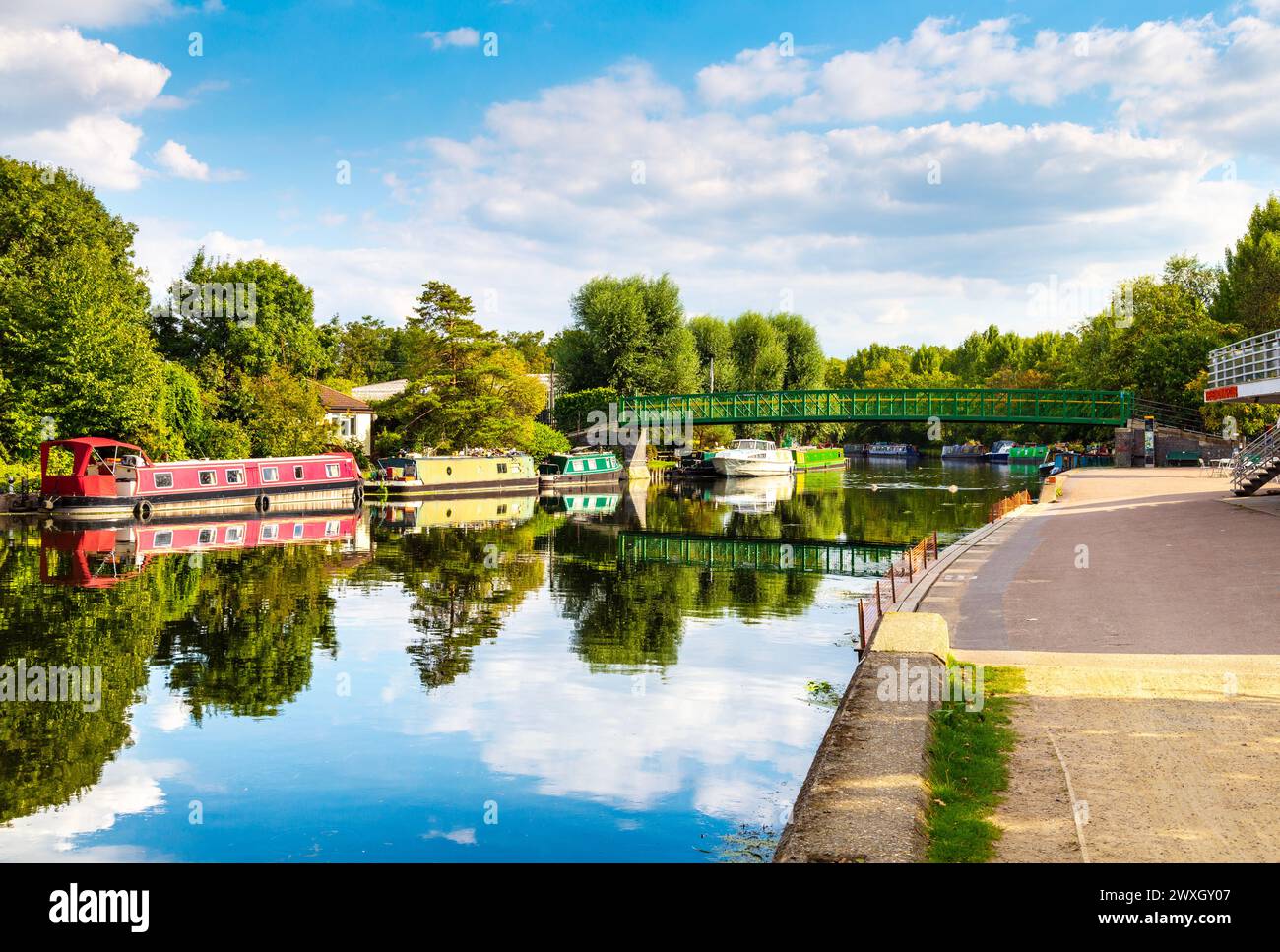 Kanalboote und die High Bridge über den Fluss Lea bei Walthamstow Wetlands, London, England Stockfoto