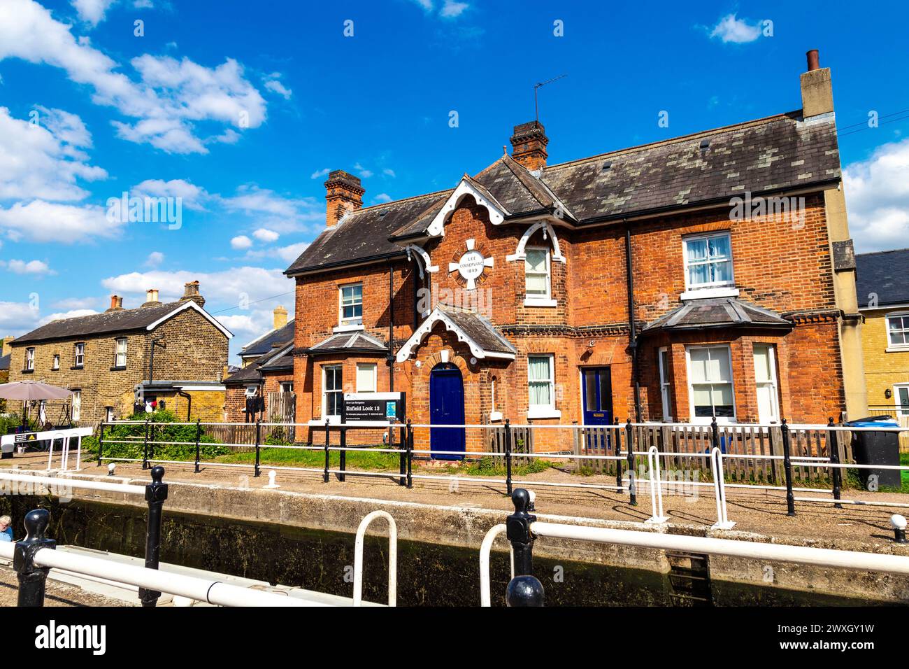 Enfield Lock on the River Lee Navigation Canal and Lock House (1889) – ein ehemaliges Schleusenwärterhaus in Enfield, London, England Stockfoto