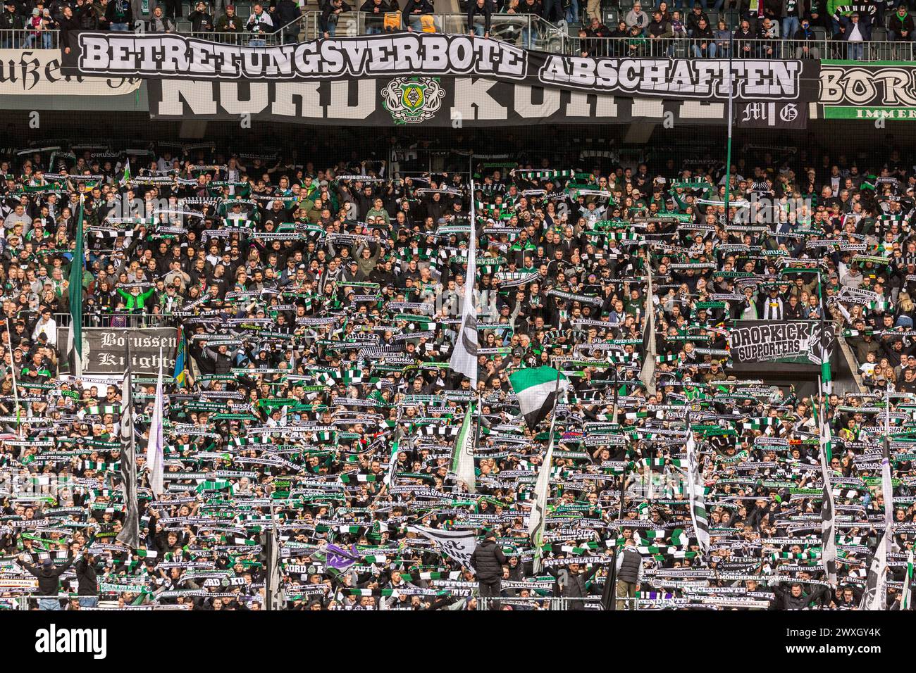 Sport, Fußball, Bundesliga, 2023/2024, Borussia Mönchengladbach vs. SC Freiburg 0-3, Stadion Borussia Park, Gladbach Fußballfans haben Spaß und feiern ihre Mannschaft, DFL-VORSCHRIFTEN VERBIETEN JEDE VERWENDUNG VON FOTOS ALS BILDSEQUENZEN UND/ODER QUASI-VIDEO Stockfoto