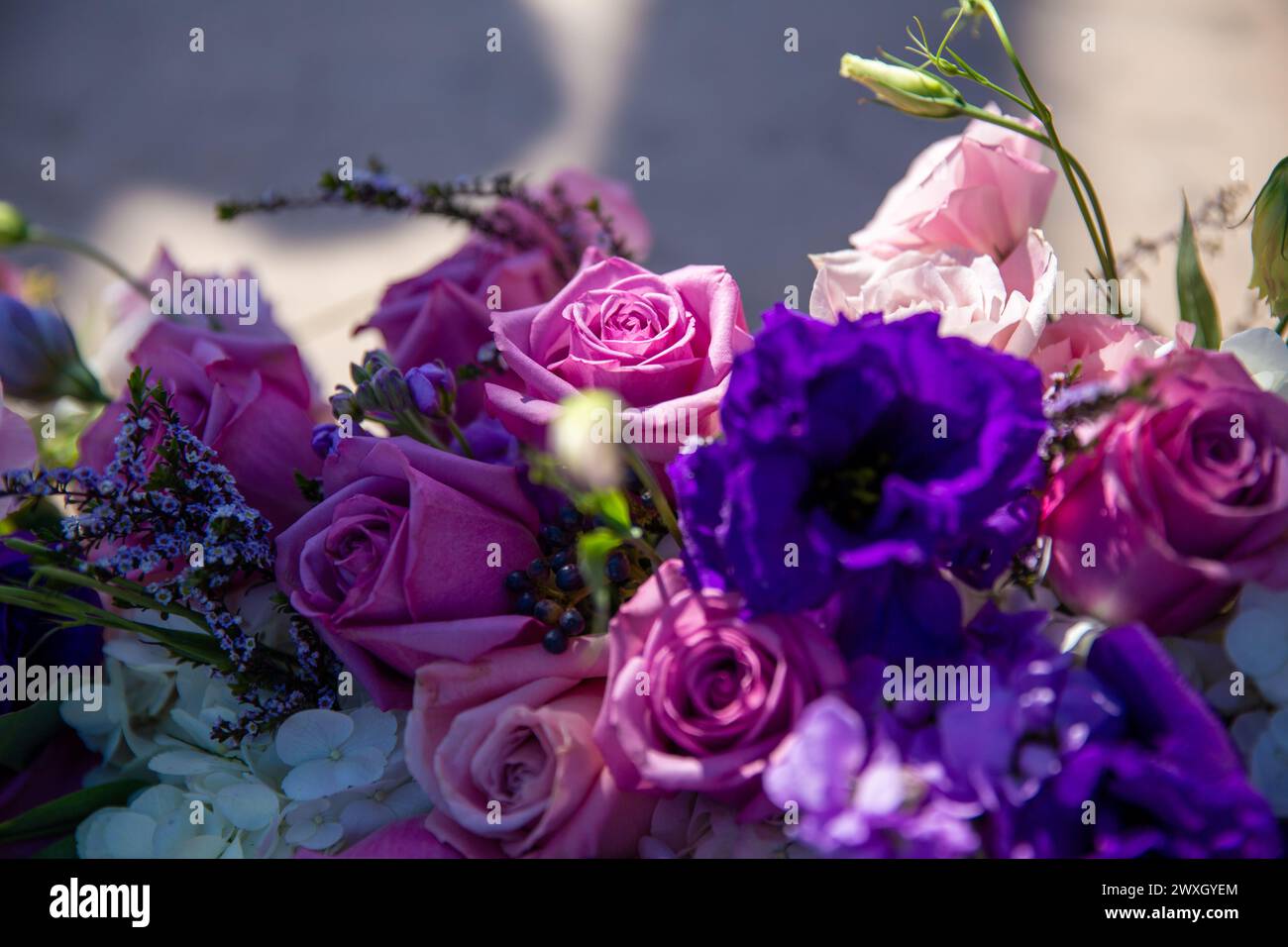 Rosa Rose in der Mitte eines Blumenarrangements hervorgehoben Stockfoto