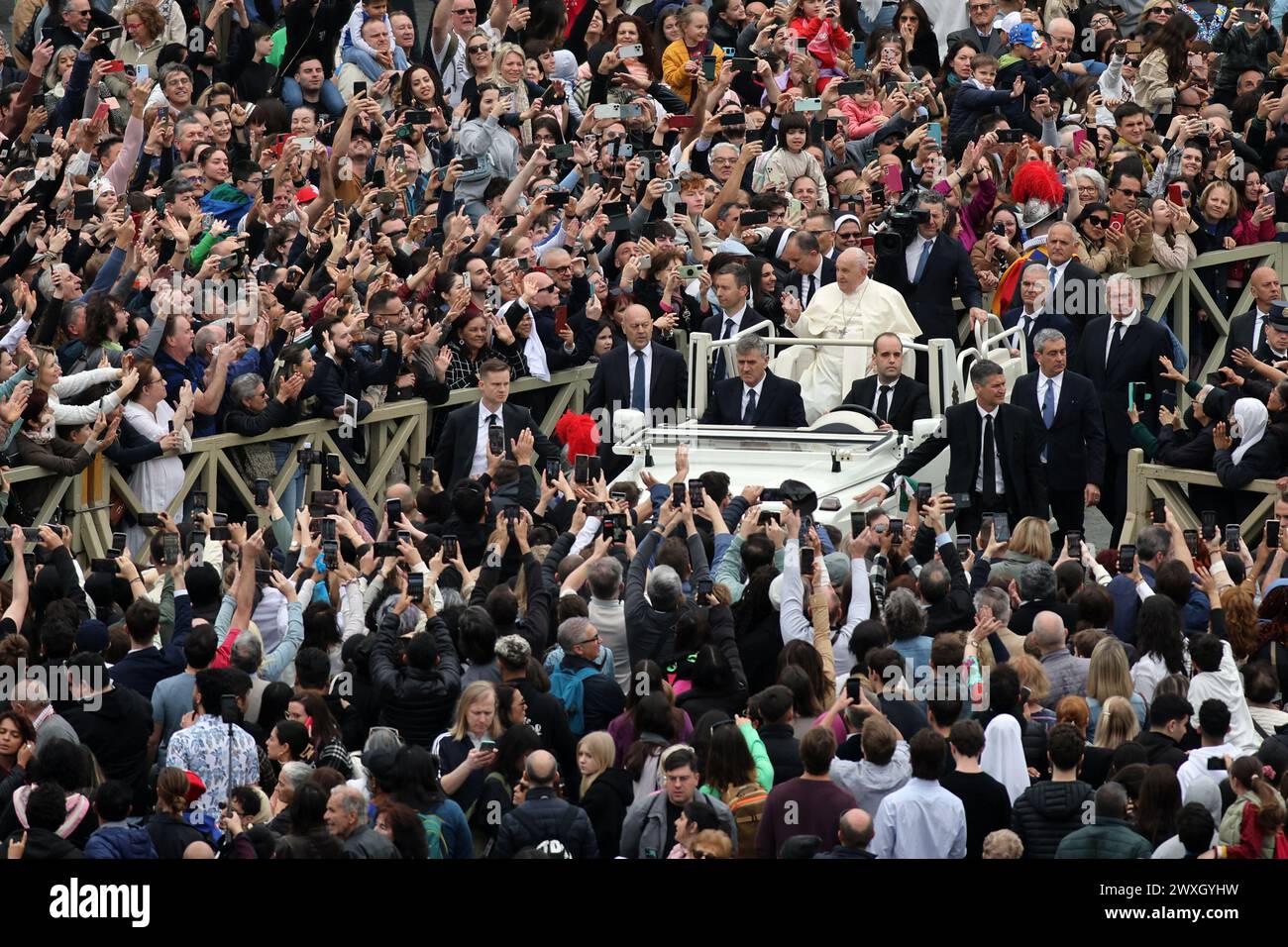 Vaticano, Italien. 31. März 2024. Vatikanstadt, Italien 31.03.2024: Papst Franziskus begrüßt die Gläubigen auf dem Platz, indem er mit dem Papstmobil am Ende der Ostermesse der Auferstehung Jesu und zum Segen des URBI et Orbi in St. Petersplatz in Rom in der Vatikanstadt, in der Karwoche von Ostern 2024. Tausende katholischer Gläubiger sind anwesend, um der Zeremonie beizuwohnen. Quelle: Unabhängige Fotoagentur/Alamy Live News Stockfoto