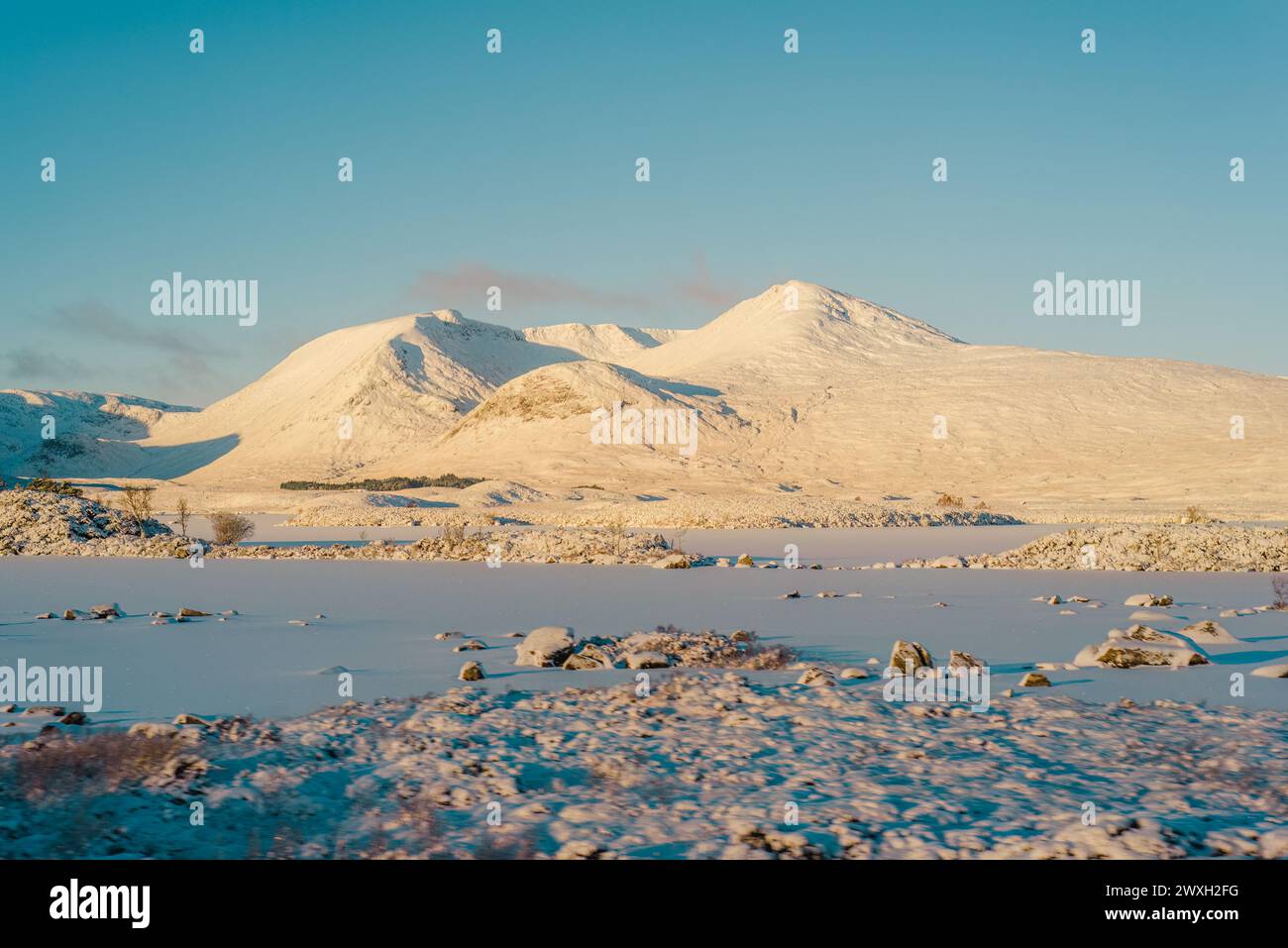 Der Black Mount bedeckt mit Schnee bei Lochan na h-Achlaise in den schottischen Highlands Stockfoto