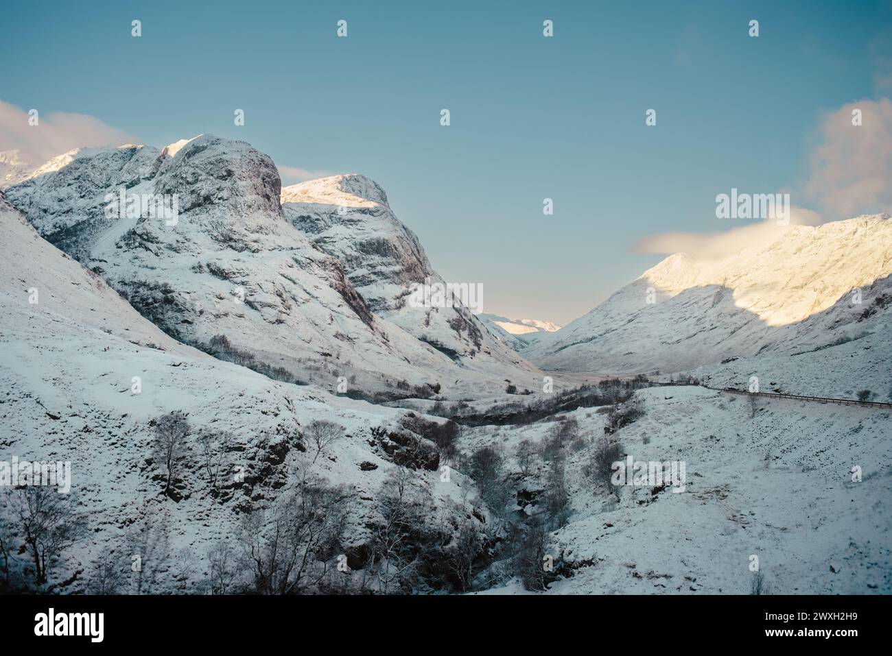 Zwei schneebedeckte Gipfel der Three Sisters Mountains im schottischen Hochland Glencoe Stockfoto