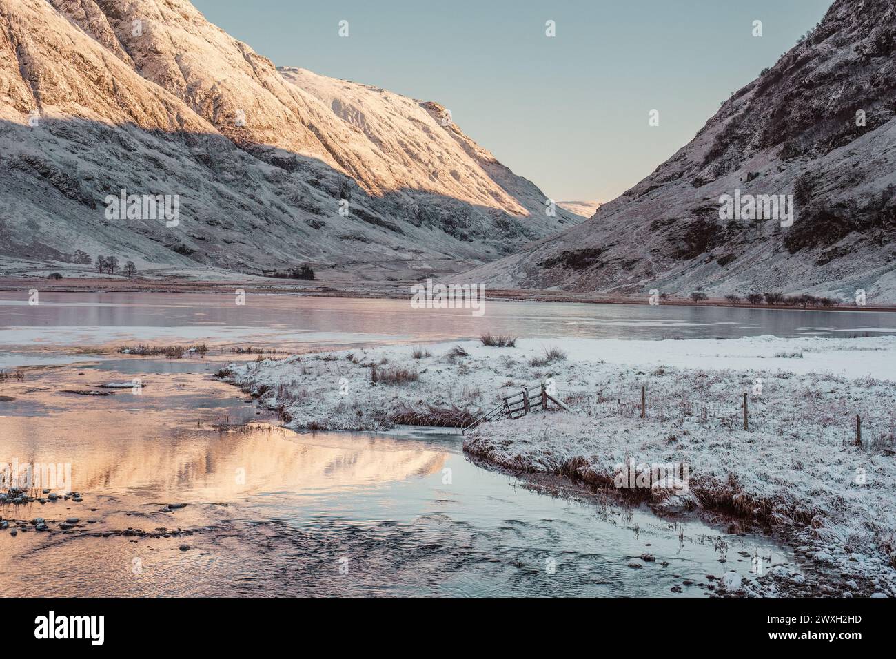 Ein Blick auf Loch Achtriochtan in Glen Coe, mit Bergen im Hintergrund, an einem verschneiten Tag im schottischen Hochland Stockfoto