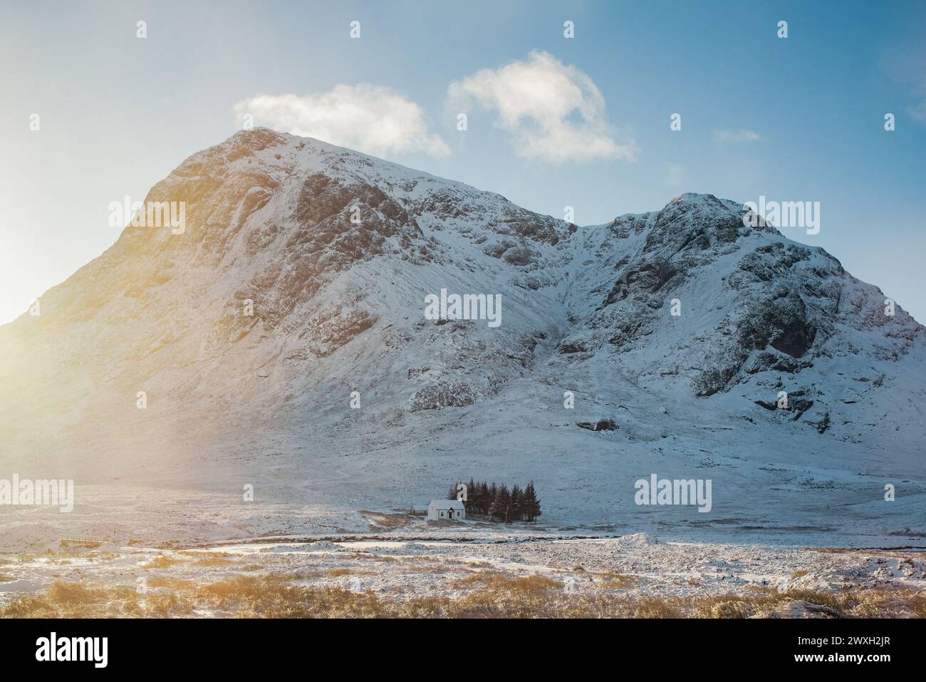 Lagangarbh Hut vor dem Hintergrund der schneebedeckten Buachaille Etive Mòr, einem berühmten Berg in Glencoe, schottischen Highlands Stockfoto