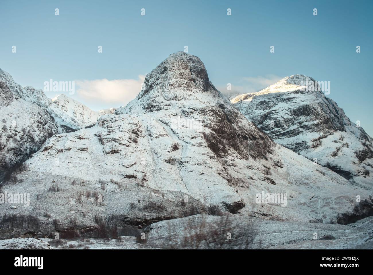 Der Gipfel des Gearr Aonach, die Mitte der Three Sisters Mountains, bedeckt mit Schnee (Scottish Highlands) Stockfoto