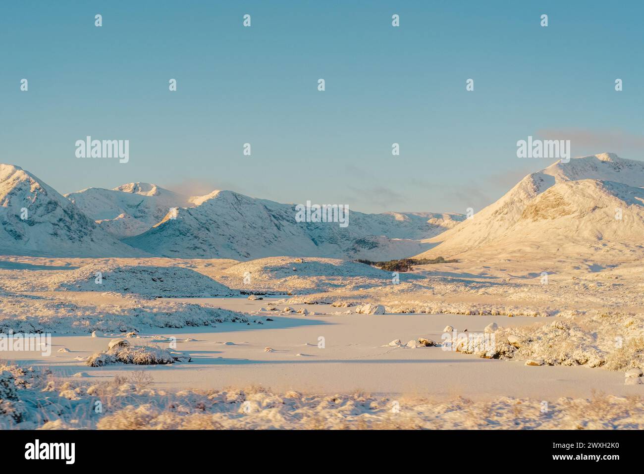 Der Black Mount und Lochan na h-Achlaise sind an einem sonnigen Tag in den schottischen Highlands mit Schnee bedeckt Stockfoto