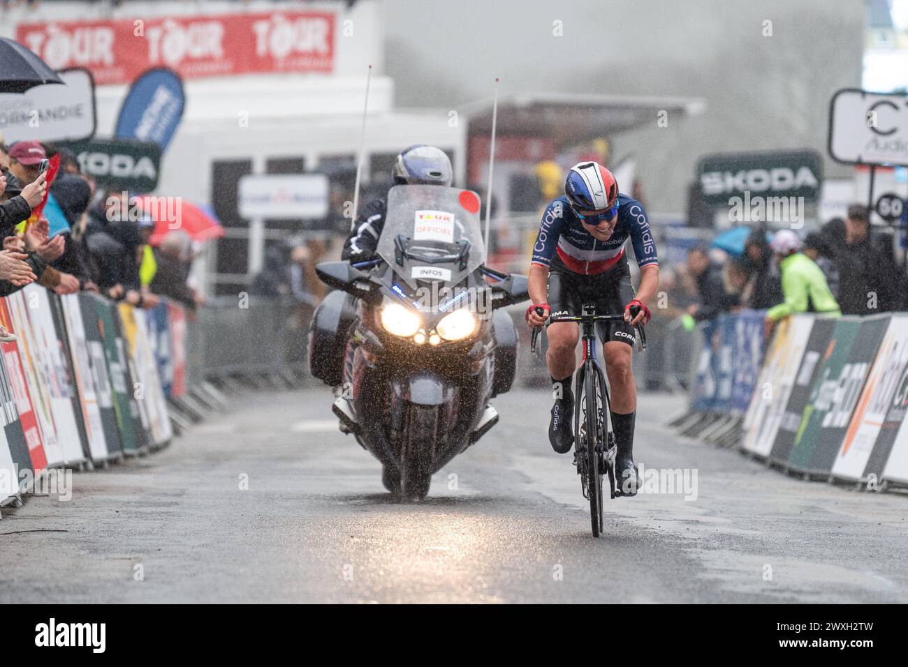 Der französische Champion Victoire Berteau überquert die Ziellinie in der dritten Etappe der Tour de Normandie Féminin Stockfoto