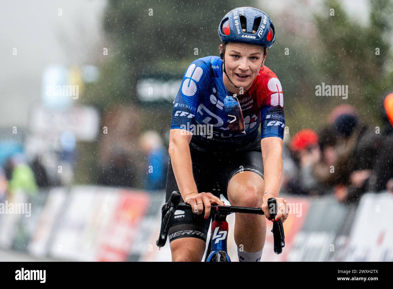 Gladys Verhulst-Wild überquert die Ziellinie in Stage 3 der Tour de Normandie Féminin Stockfoto