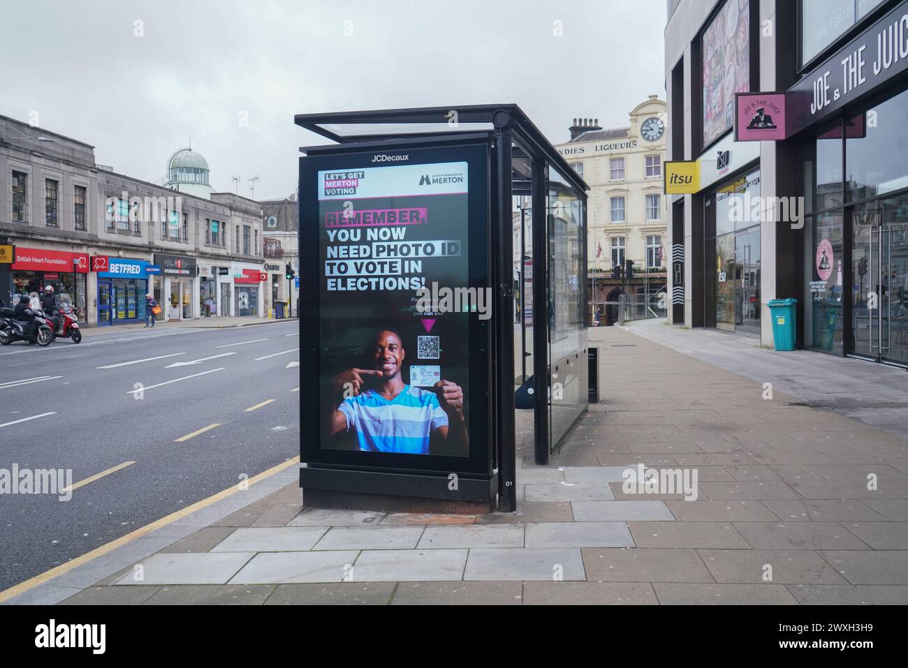 Für ein Poster in einem Busunterstand in Wimbledon ist ein Lichtbildausweis erforderlich, damit die Menschen in einer Wahlstation wählen können Stockfoto