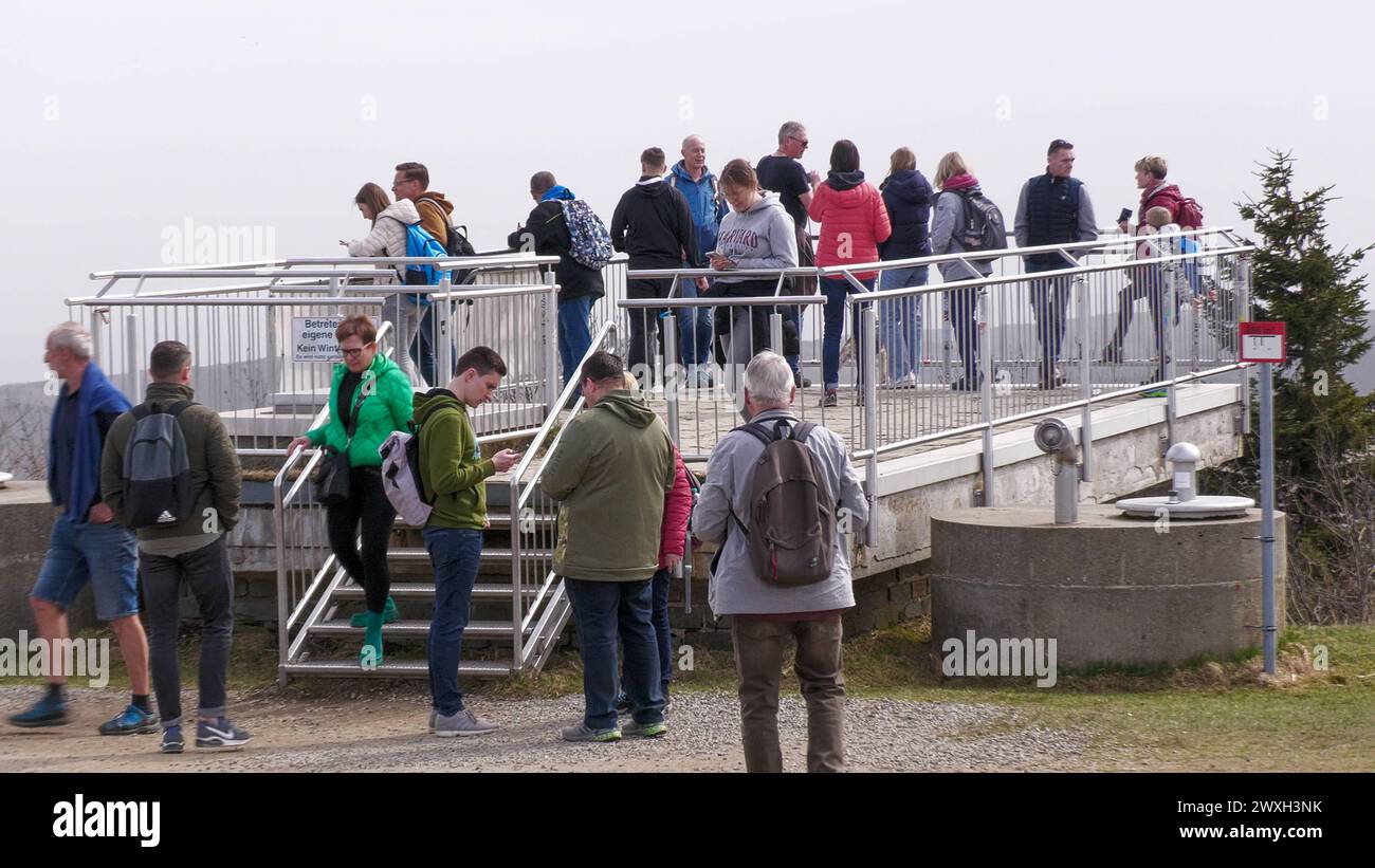 Ideales Ausflugswetter herrscht am Ostersonntag und dem letzten Märztag in fast ganz Deutschland. Abermals klettert die Temperatur auf 20 ÂC und mehr. Selbst auf dem Fichtelberg werden 14 ÂC gemessen. Viele Menschen nutzen auch das Wetter für Ausflüge. Viele Menschen besuchen u.a. den Fichtelberg im Erzgebirge. Auch um die Fernsicht genießen zu dürfen. Doch daraus war es nichts. Noch immer hängt eine riesige Saharastaubglocke über Deutschland. Sie trübt den Himmel deutlich ein und auch die Fernsicht ist gering. Der Monat März steuert hingegen auf einen neuen Rekord hin. Mit einem sehr warm Stockfoto