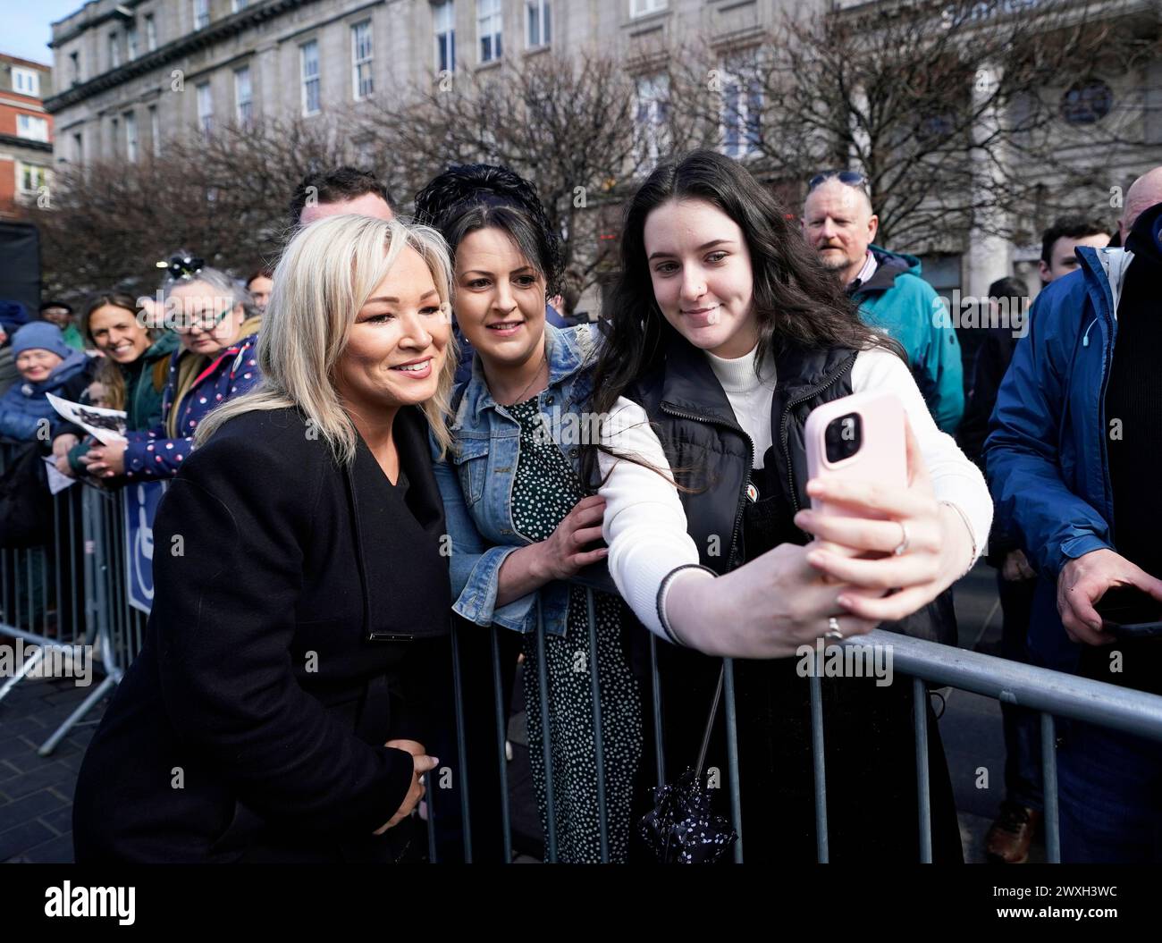 Die erste Ministerin Michelle O'Neill lässt sich nach einer Zeremonie im GPO in der O'Connell Street in Dublin zum Jahrestag des Osteraufstandes 1916 fotografieren. Bilddatum: Sonntag, 31. März 2024. Stockfoto