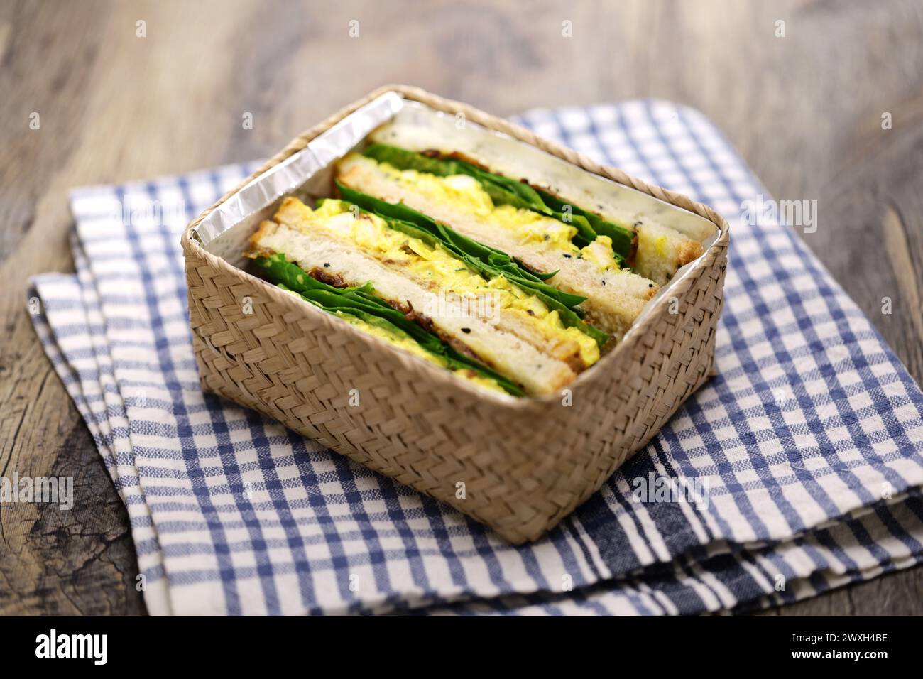 Hausgemachtes Krönungs-Hühnchen-Sandwich in Lunchbox, britische Küche Stockfoto