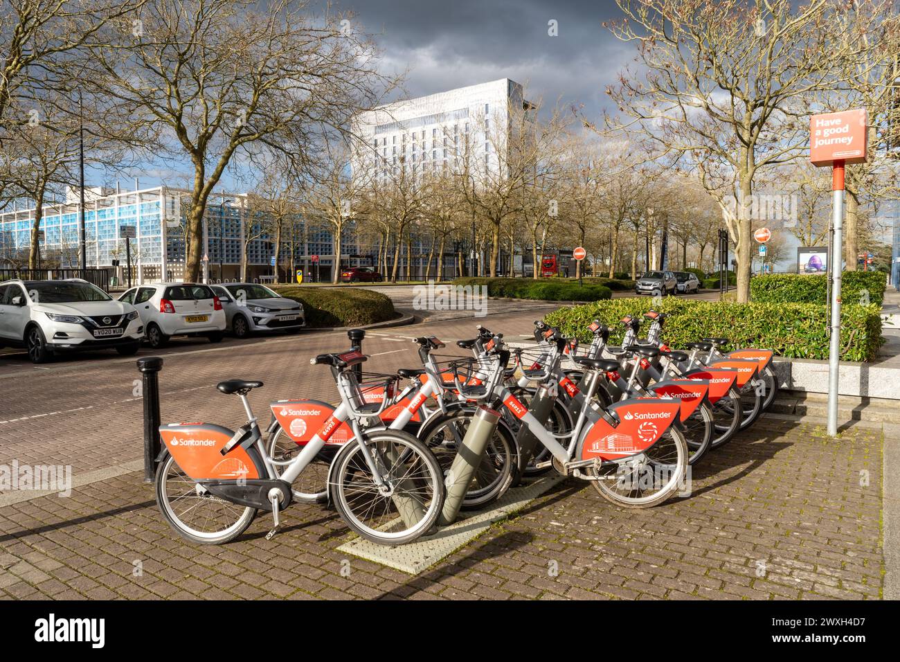 Fahrräder können in Milton Keynes, Großbritannien, gemietet werden. Nachhaltiges Verkehrskonzept. Stockfoto