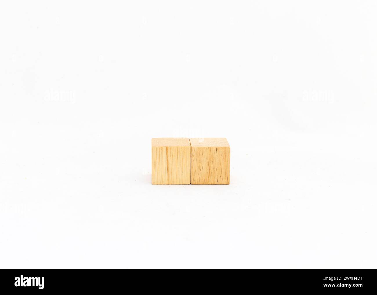 Zwei Holzwürfel in Reihe auf weißem Hintergrund mit leerem Platz für Text. Stockfoto