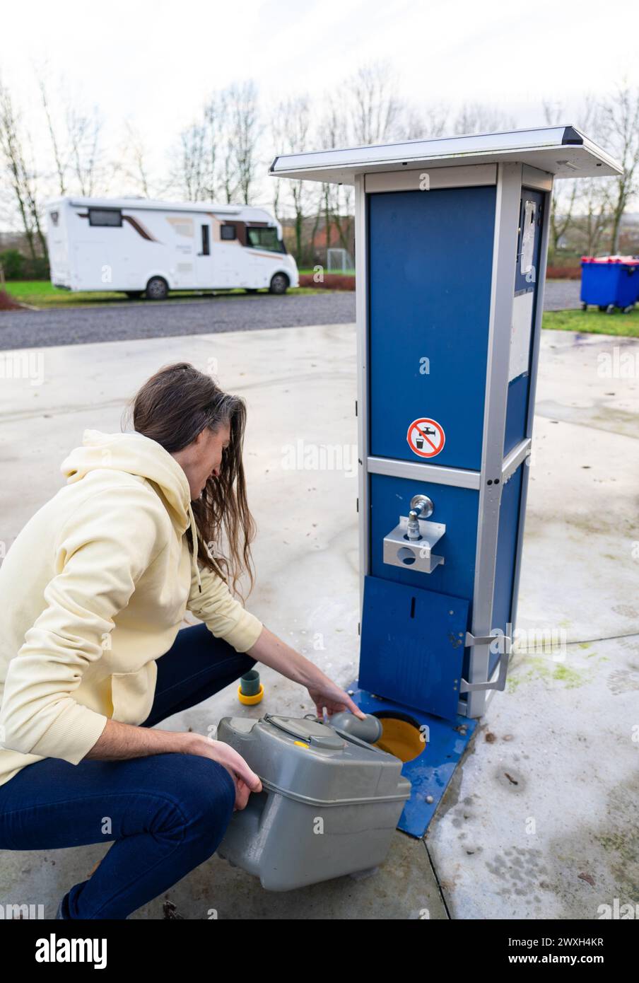 Frau, die Abwasser aus einem Wohnmobil leert Stockfoto
