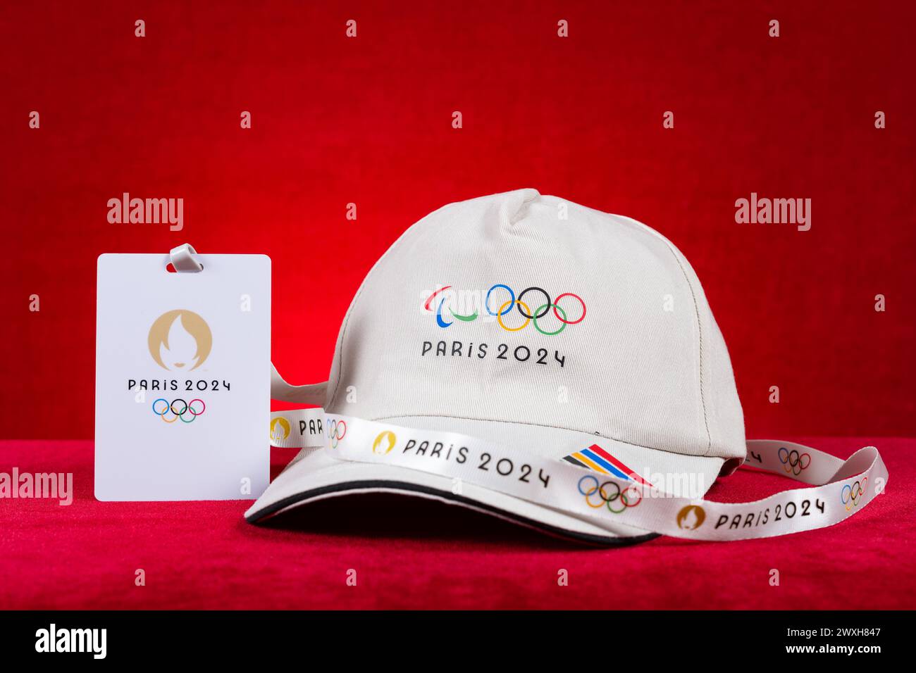 ZHONGSHAN China-30. März 2024: Olympische Spiele 2024 in Paris mit Hut und IC-Karte. Stockfoto