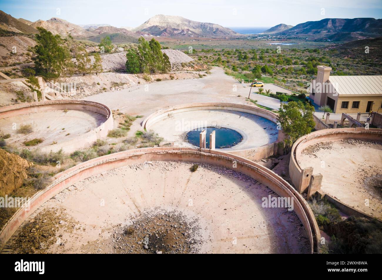 Am Boden eines Wasserbehälters befinden sich mehrere Tanks Stockfoto