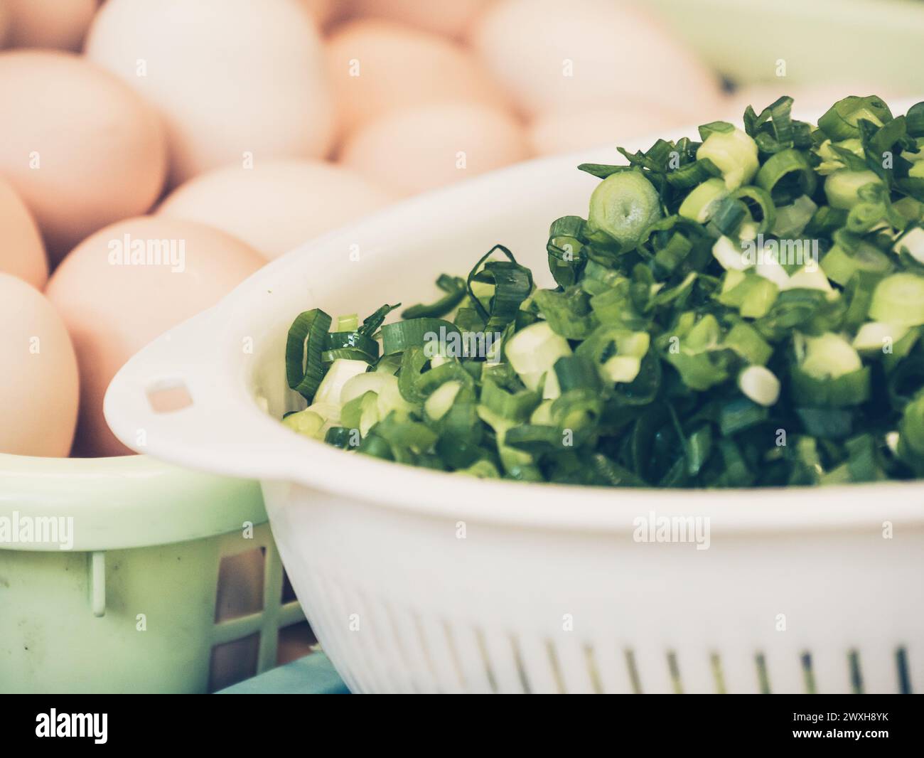 Eine Schüssel mit frischem grünem und weißem Gemüse mit Eiern Stockfoto