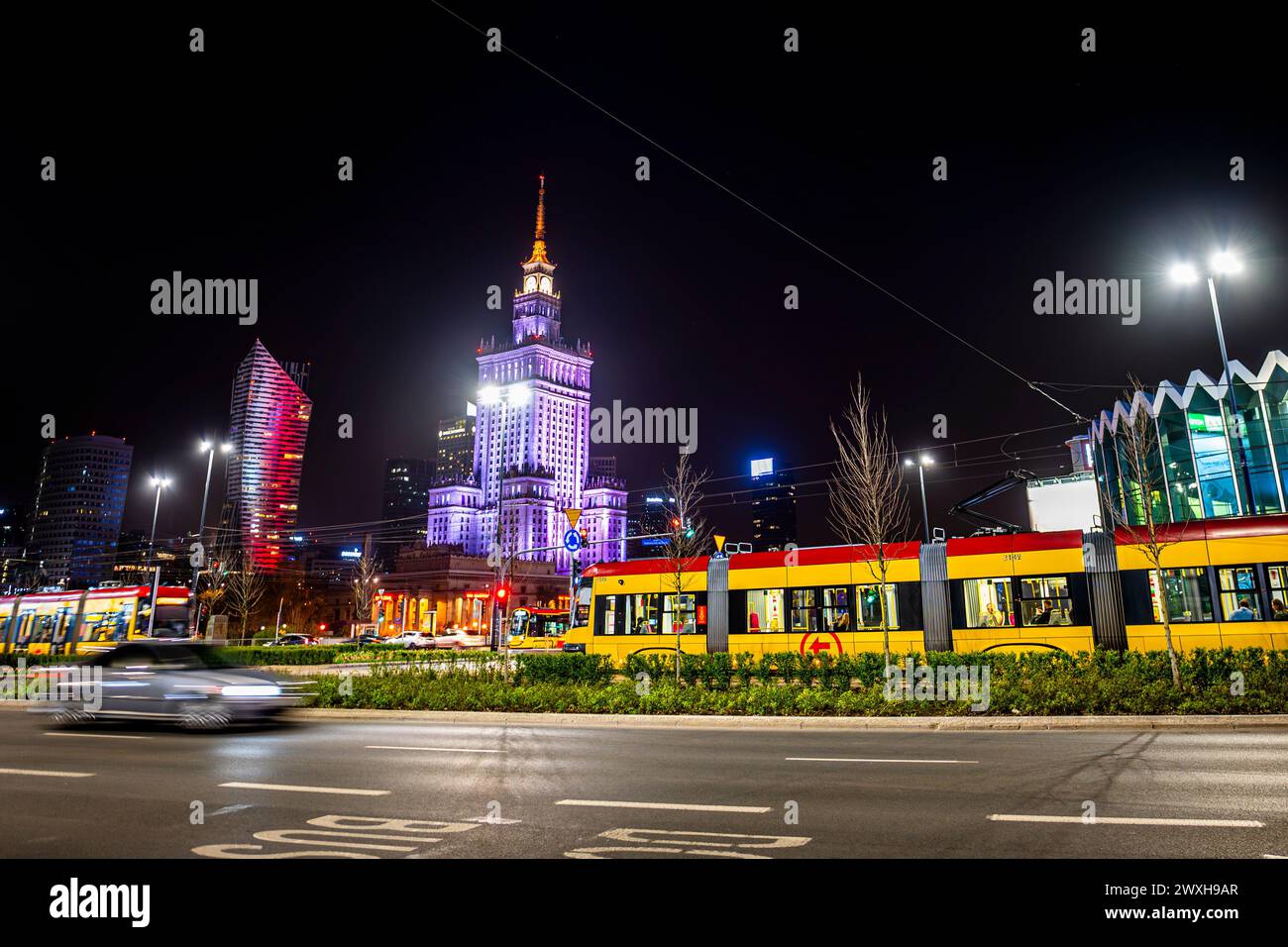 Warschau, Polen - 30. März 2024: Nachtverkehr im Stadtzentrum. Stockfoto