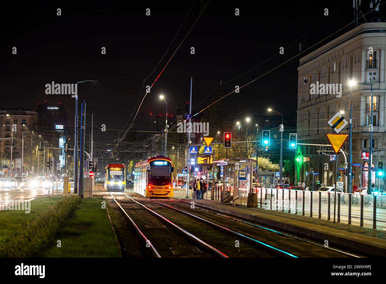 Warschau, Polen - 30. März 2024: Nachtverkehr im Stadtzentrum. Stockfoto