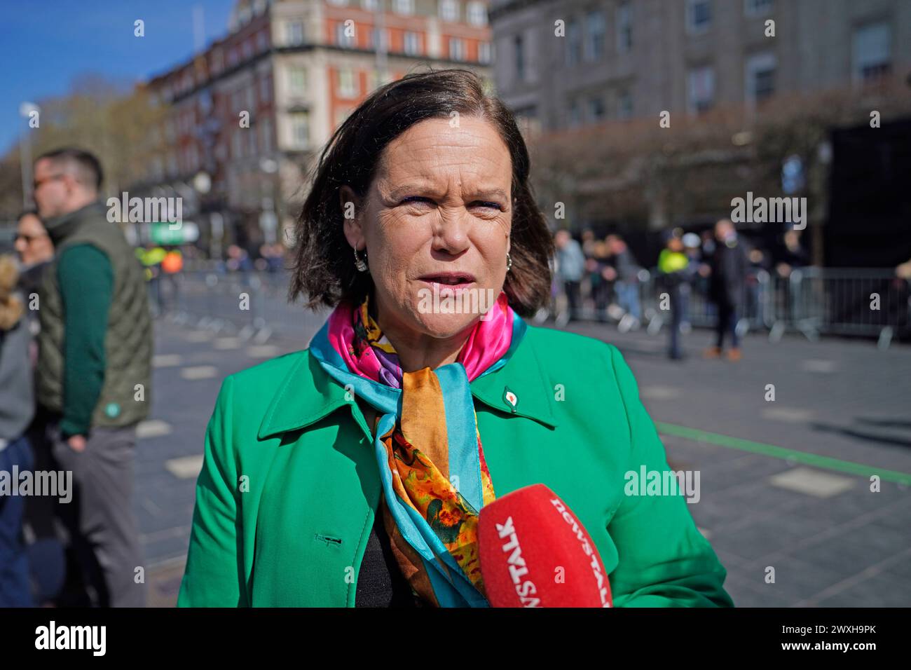 Sinn Fein Präsidentin Mary Lou McDonald spricht nach einer Zeremonie im GPO in der O'Connell Street in Dublin zum Jahrestag des Osteraufstands 1916 mit den Medien. Bilddatum: Sonntag, 31. März 2024. Stockfoto