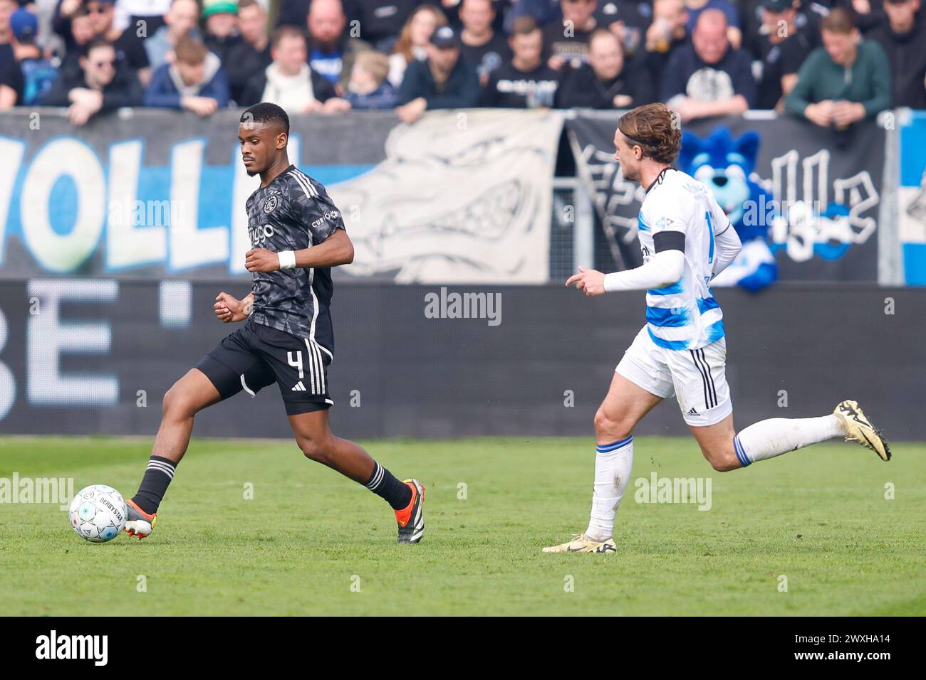 ZWOLLE, Mac3Park Stadium, 31-03-2024, Saison 2023 / 2024, Dutch Eredivisie. Während des Spiels PEC - Ajax, Endergebnis 1:3, Ajax Spieler Jorrel Hato PEC Zwolle Spieler Ody Velanas Stockfoto