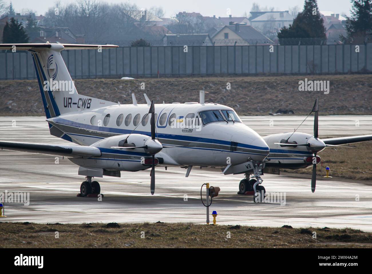 Nahaufnahme eines ukrainischen staatlichen Flugverkehrsdienstleistungsunternehmens (UkSATSE) Beech B300 Super King Air 350 in Lemberg Stockfoto