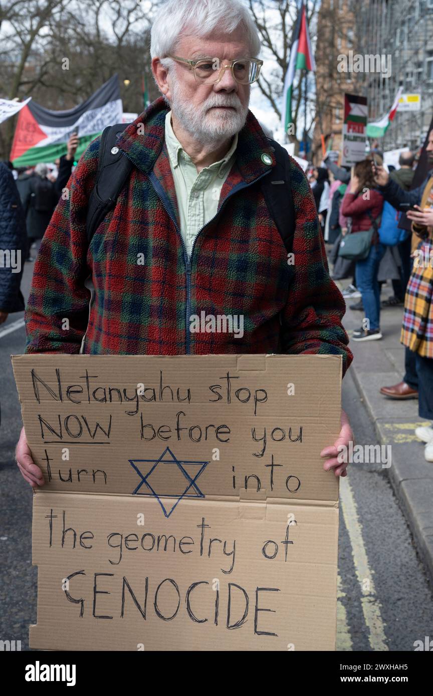 Am 30. März 2024 marschierten Tausende von Menschen vom Russel-Platz zum Trafalgar-Platz, um Palästina zu unterstützen, und forderten einen Waffenstillstand und das Ende des Friedens Stockfoto