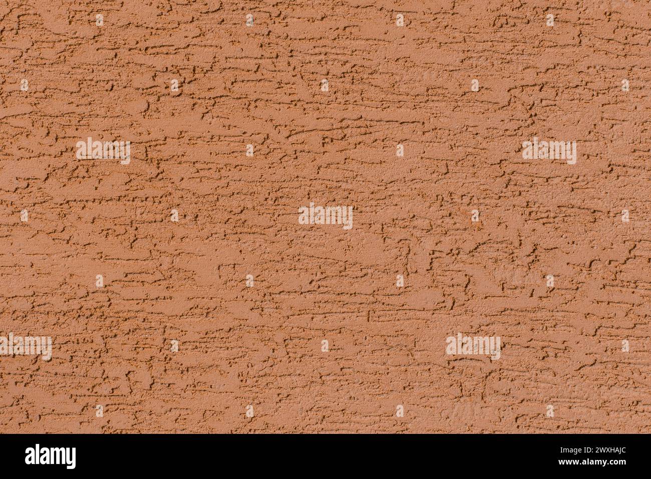 Braune Gipsrinde Käfer Wand Stuck abstraktes Muster raue Oberfläche Textur fester Hintergrund grob hart. Stockfoto