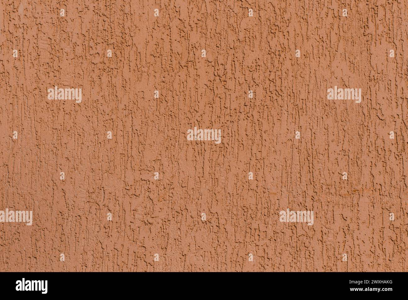 Braune Gipsrinde Käfer Wand Stuck abstraktes Muster raue Oberfläche Textur fester Hintergrund grob. Stockfoto