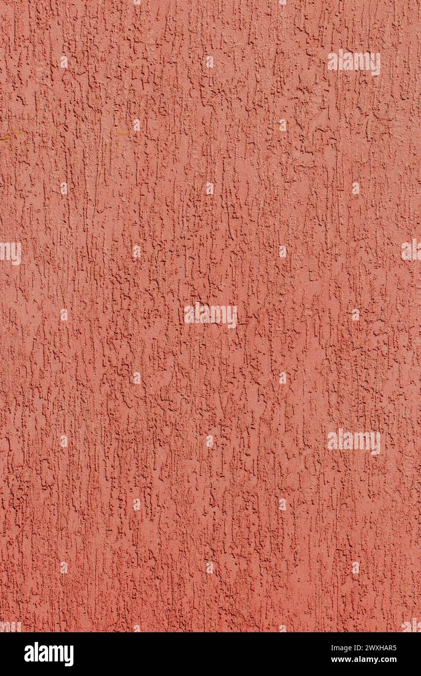 Rotbraune Gipsrinde Käfer Wand Stuck abstraktes Muster raue Oberfläche Textur fester Hintergrund Zement. Stockfoto