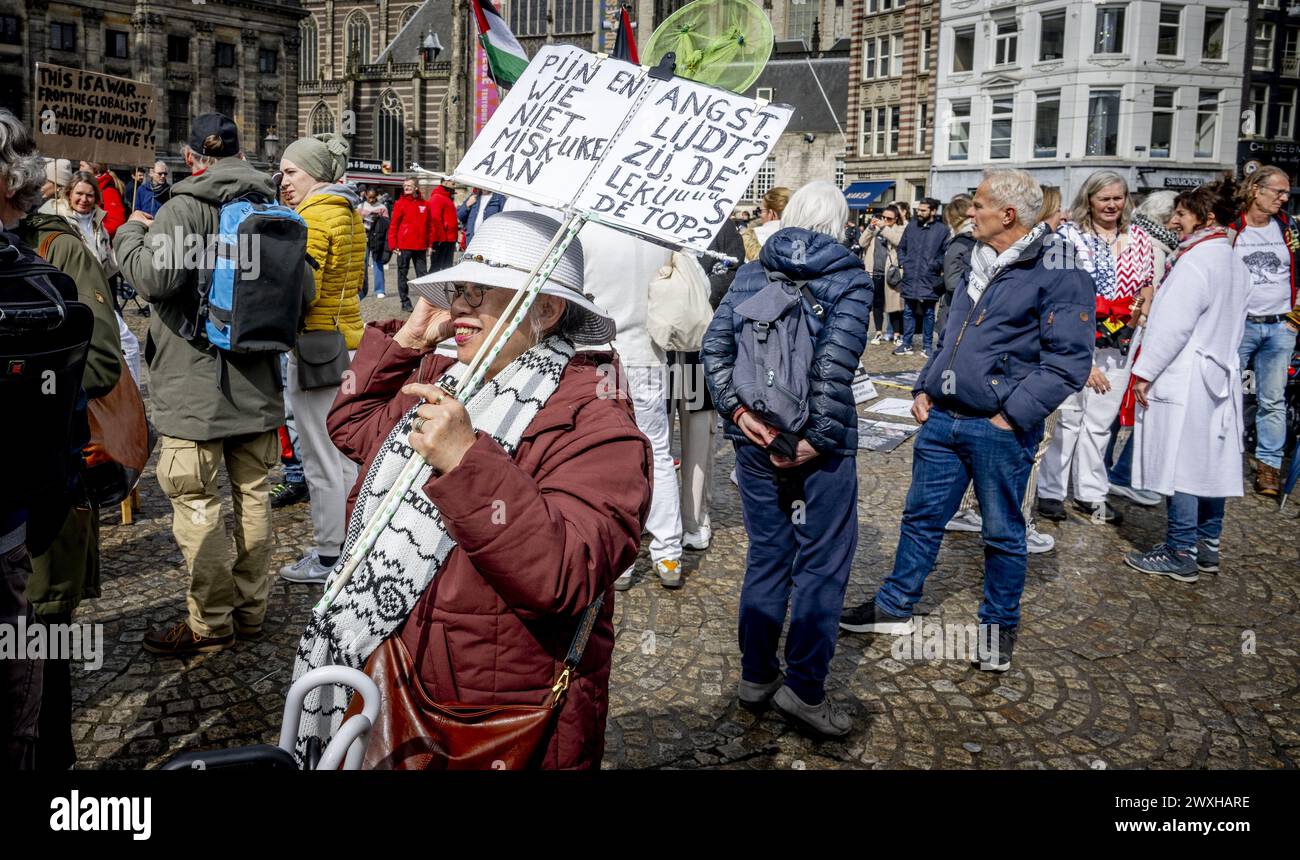 AMSTERDAM - Demonstranten während einer Friedensdemonstration auf dem Dam-Platz. ANP ROBIN UTRECHT niederlande raus - belgien raus Stockfoto