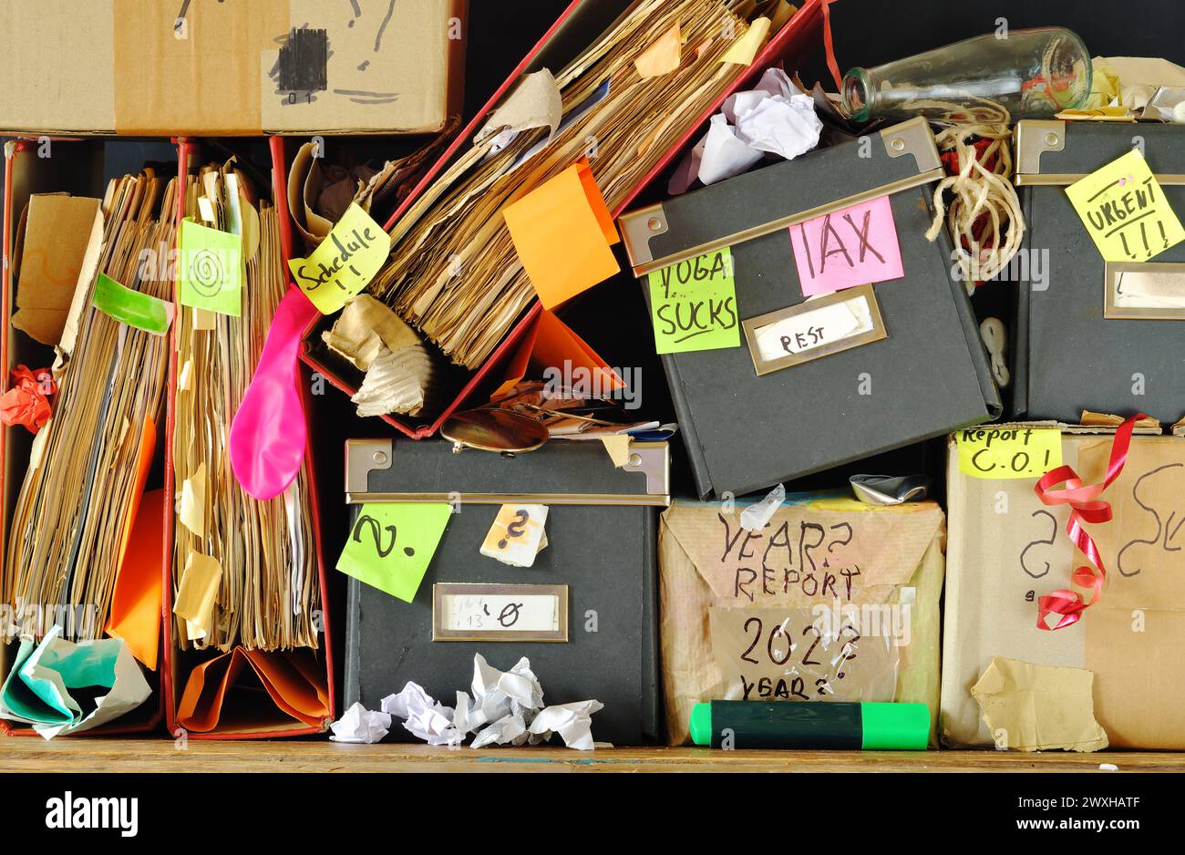 Unordentliche Aktenordner und Aufbewahrungsboxen in einem übersichtlichen Bücherregal, Bürokratie, Aministration, Burnout, Geschäftskonzept, kostenloser Kopierraum. Stockfoto