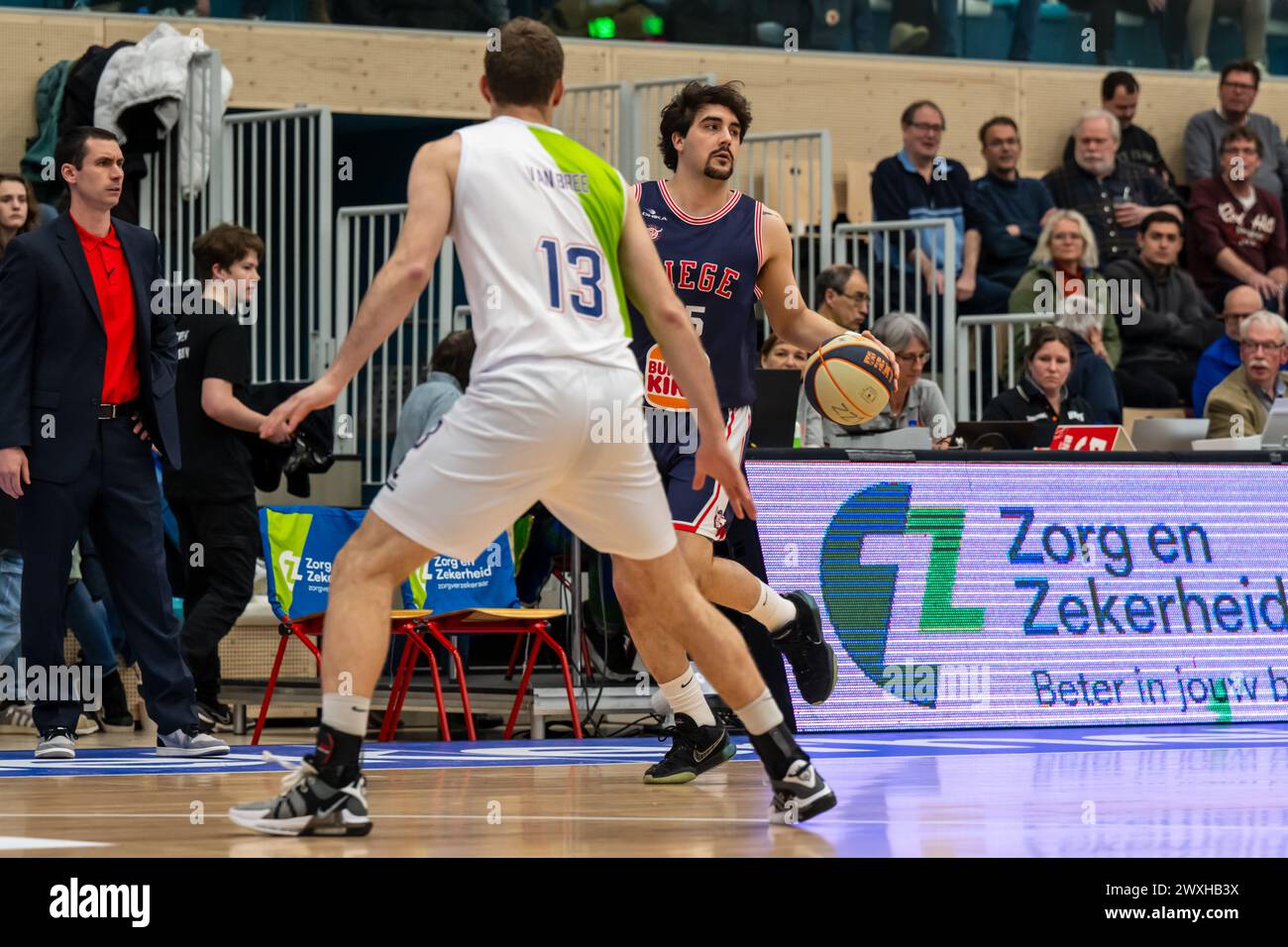 LEIDEN, NIEDERLANDE - MÄRZ 30: Luuk van Bree vom ZZ Leiden, Antony Cambo vom RSW Lüttich Basket während des BNXT League Elite Gold Spiels zwischen Zorg en Z Stockfoto