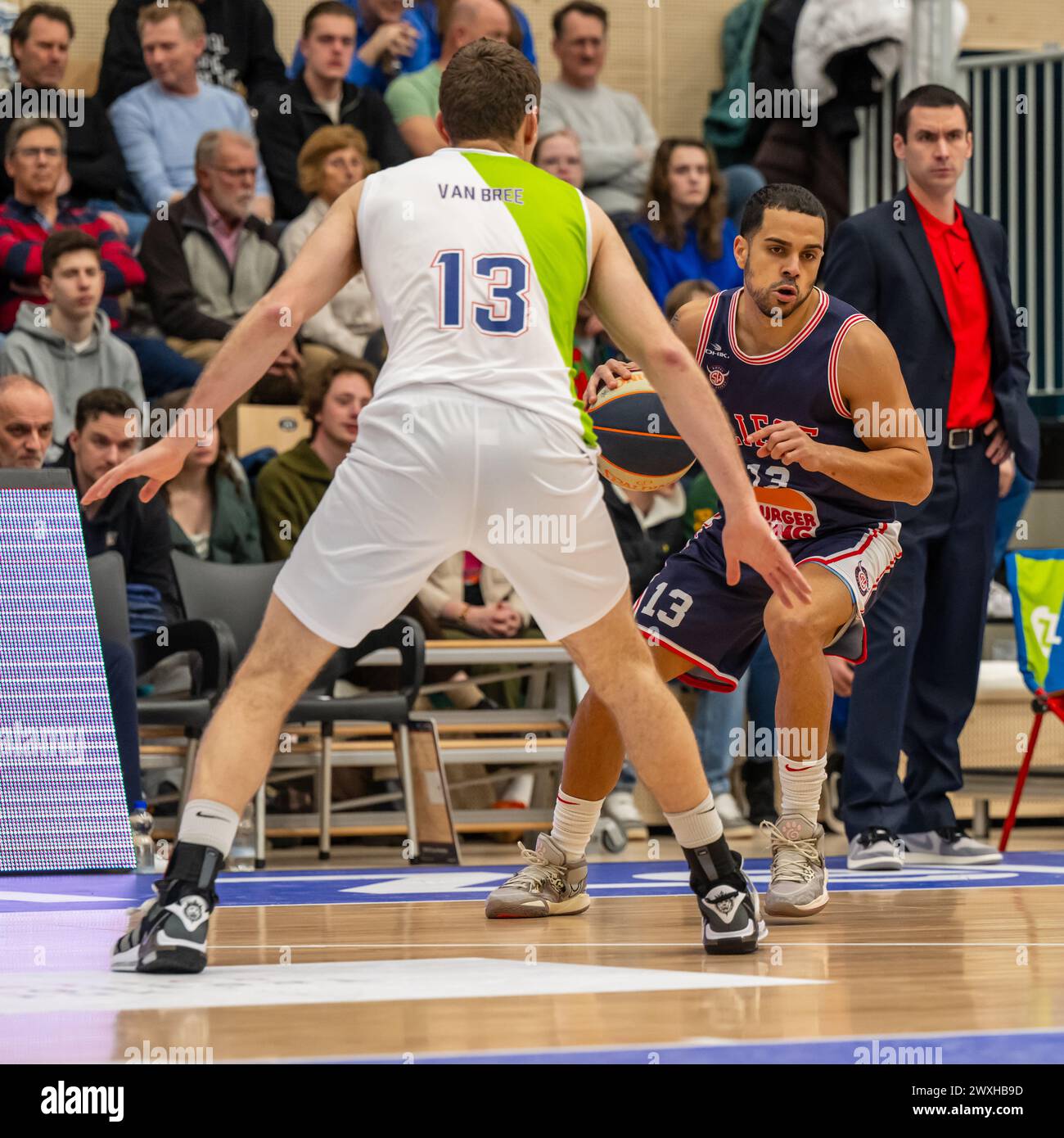 LEIDEN, NIEDERLANDE - MÄRZ 30: Luuk van Bree vom ZZ Leiden, Engel Rodriguez von RSW Lüttich Basket, Headcoach Alexandre Zampier von RSW Lüttich Basket durin Stockfoto