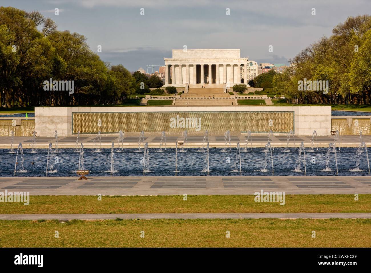 Lincoln Memorial, Washington, D.C., von World War II Memorial, am frühen Morgen. Stockfoto