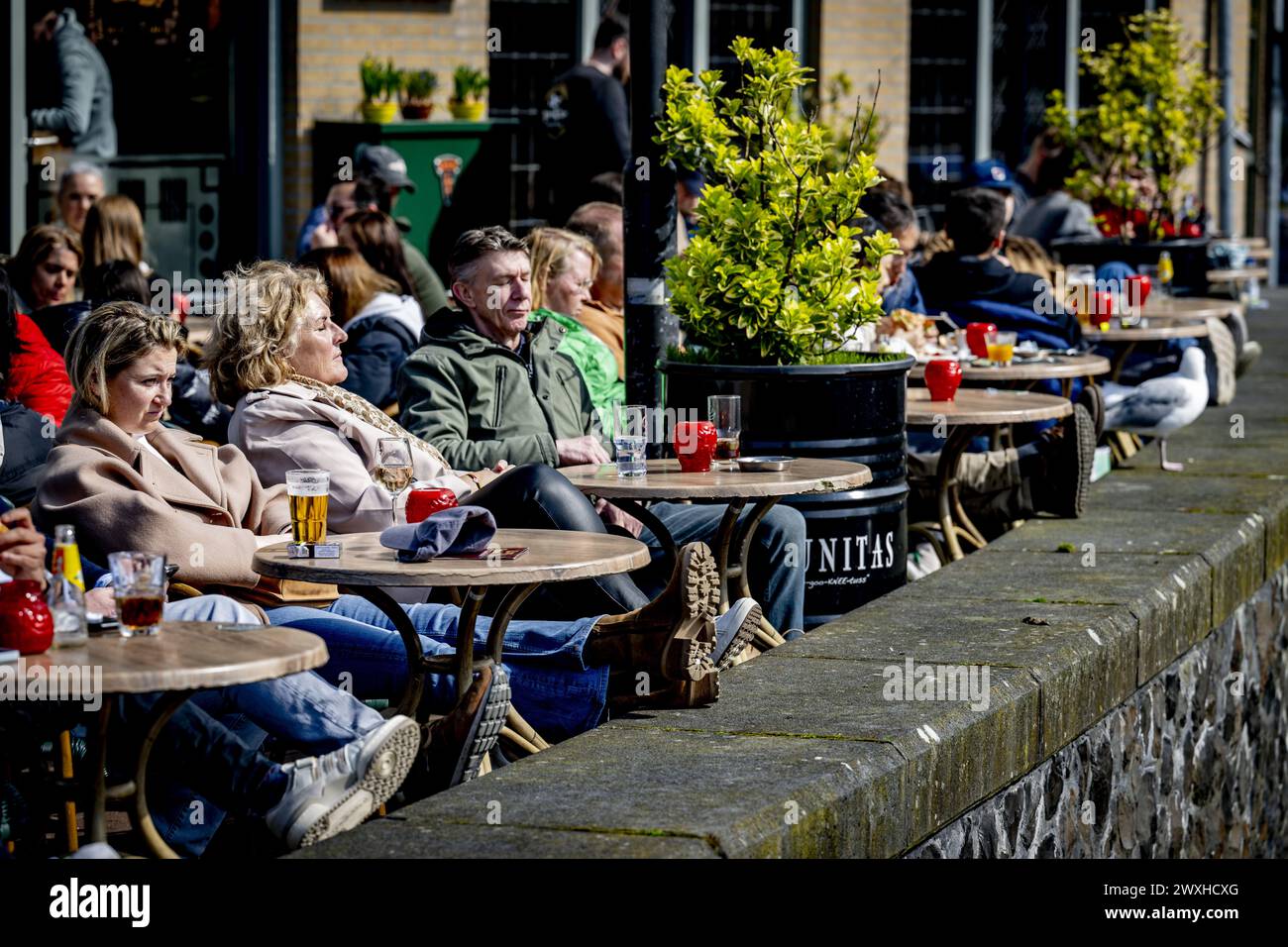 AMSTERDAM - Touristen sitzen am Ostersonntag auf einer Sonnenterrasse im Zentrum. Ostern ist der Beginn der touristischen Saison in der Hauptstadt. ANP ROBIN UTRECHT niederlande raus - belgien raus Stockfoto