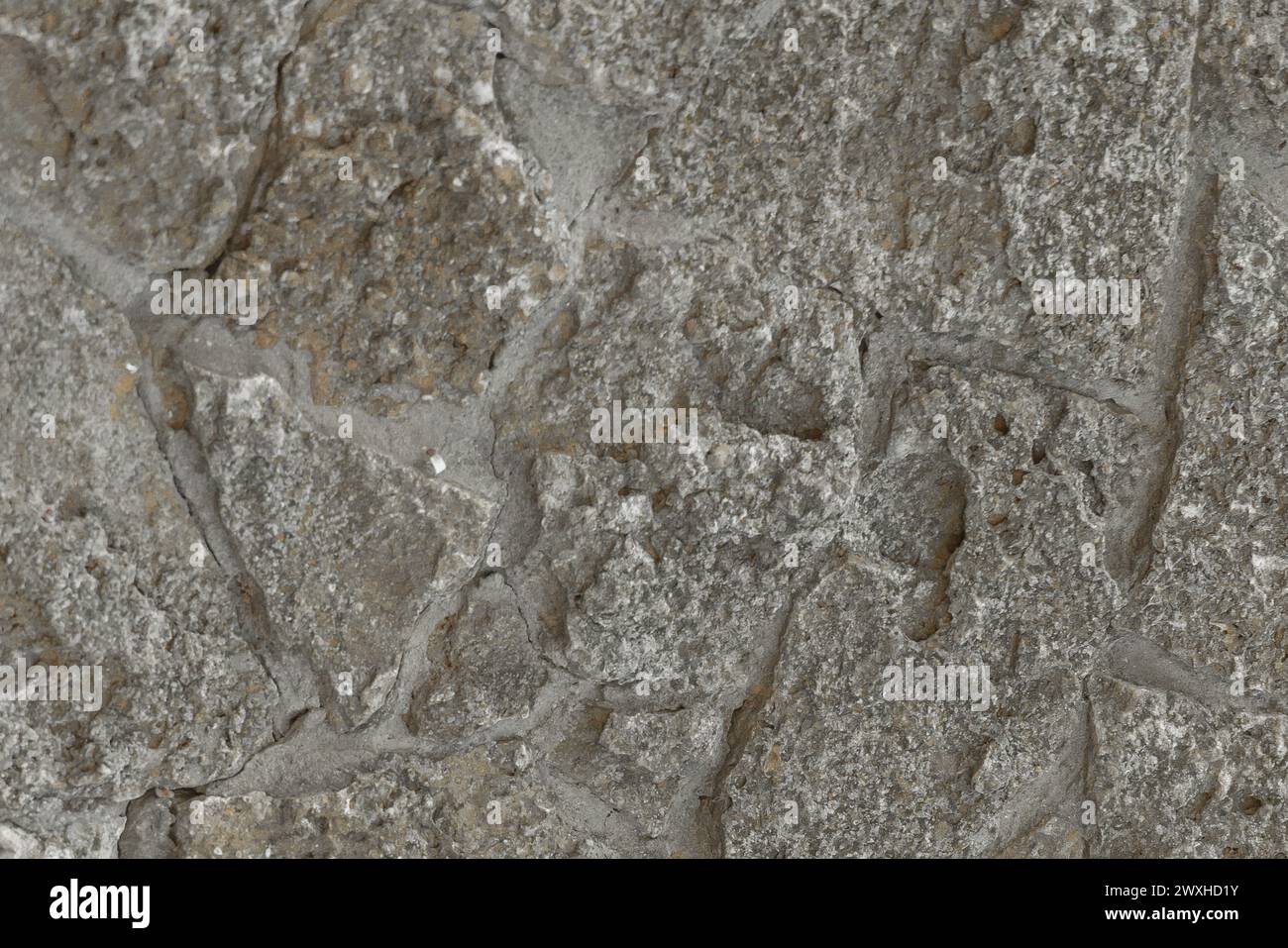 Dunkle raue alte Steinwand massiver Grunge Gesteinsoberfläche Struktur Hintergrund Textur grau. Stockfoto